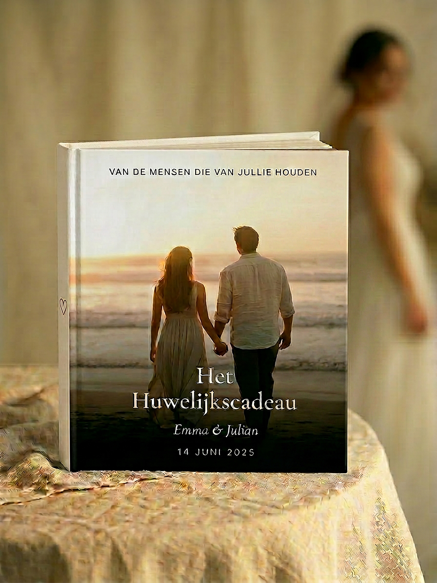 Echtpaar bekijkt het hardcover Huwelijkscadeau samen op de bank